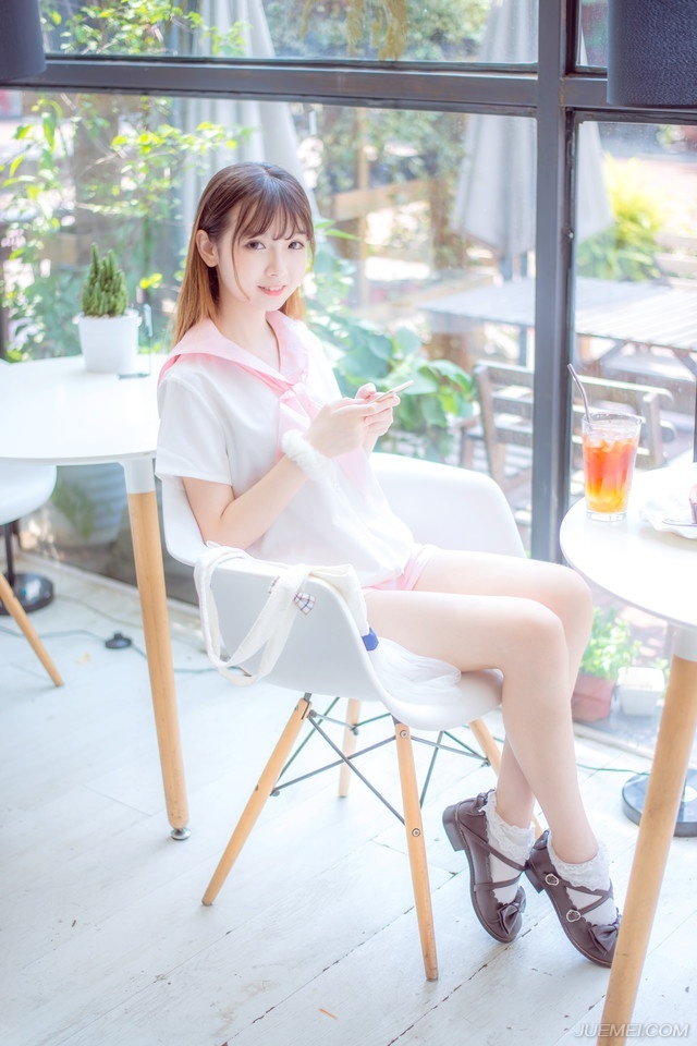 电话里，她哭着说：“亲爱的，我…我怀孕了…三个月了，不过你放心，不是你的，不用你负责。